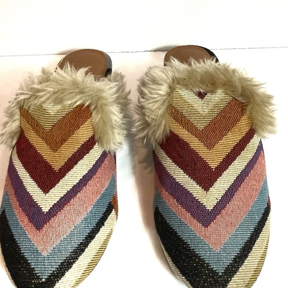 Universal Tread Boho Faux Fur Lined Chevron Print Mules - Picture 2 of 8